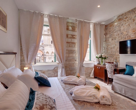 Heritage-Hotel-Antique-Split-Blog-Section-Image