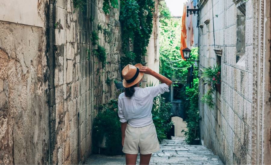 Woman-exploring-Korcula