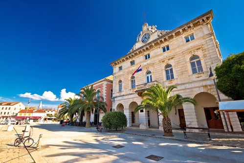 4-Town-of-Stari-Grad-waterfront-architecture