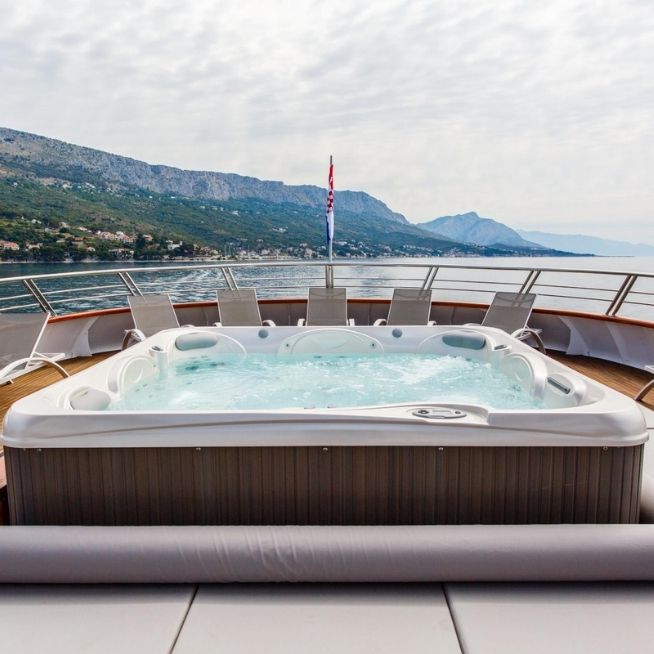 MS-Ban-hot-tub