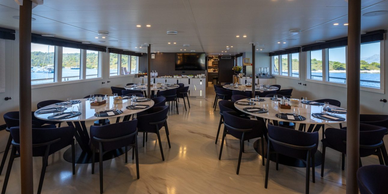 Aretis_ship dining