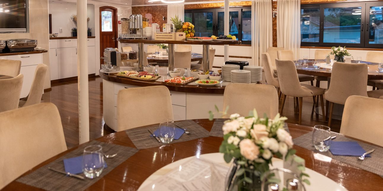 Adris Ship Dining