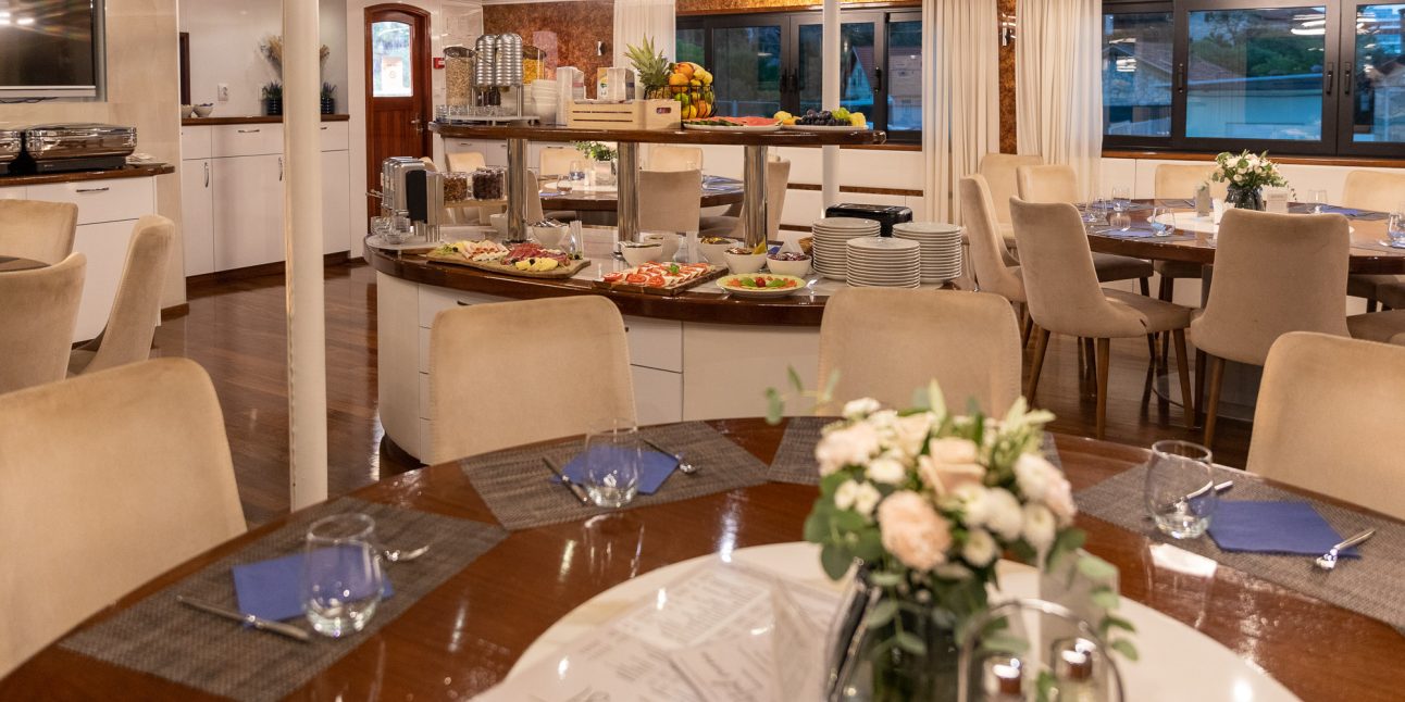 Adris Ship Dining